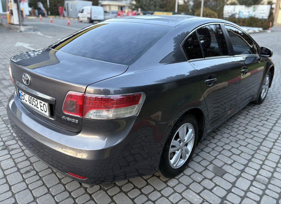 Автомобіль Тойота Авенсіс