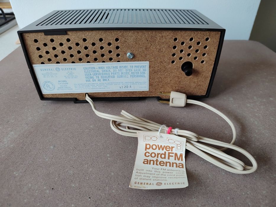 Радіоприймач ретро вінтажний GE Clock Radio Model C4505D 1975 рік
