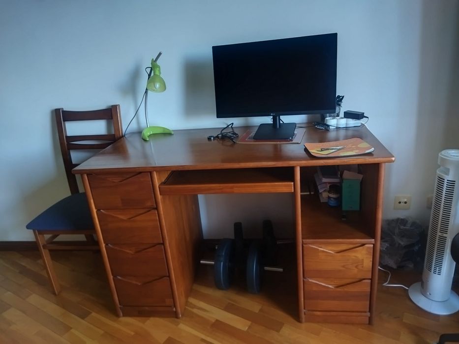 Secretária em madeira maciça com gavetas e tabuleiro extensível