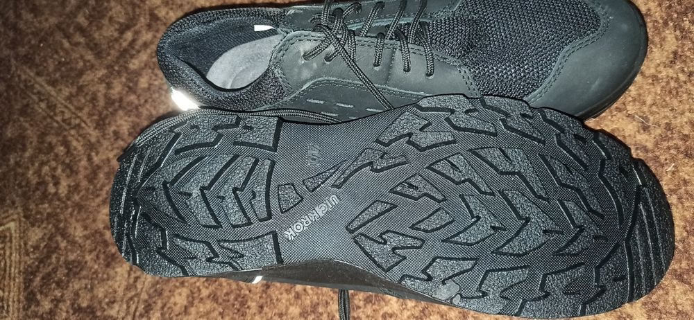 Продам кросівки поліція