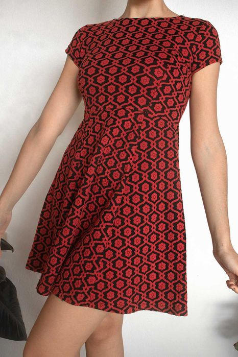 Vestido rodado vermelho e preto