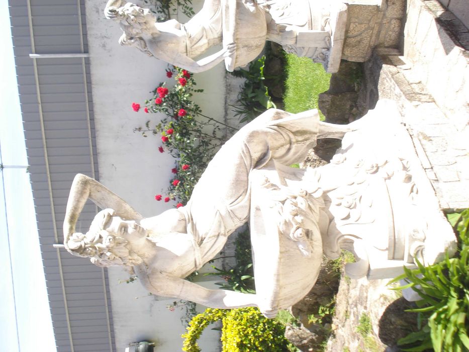 Estátua de Jardim com fonte para decoração de jardins. 1,70 altura