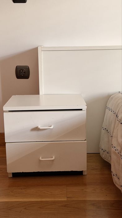 Cama de casal com mesas de cabeceira e colchão