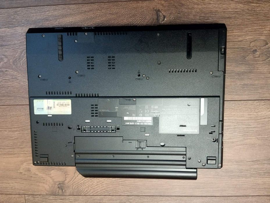 Lenovo ThinkPad R500   win 7/ Ram 4/ cor 2 duo p8400 2.27ghz/ 80 hdd