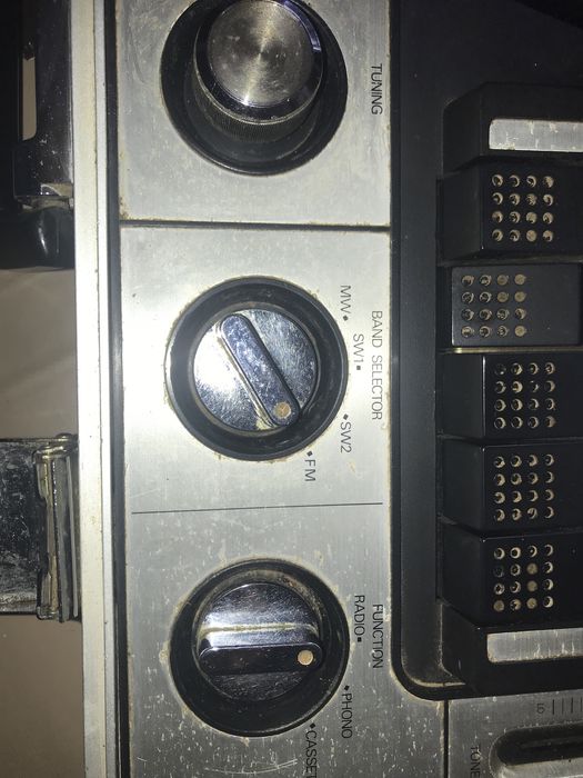 Gira-discos, rádio e cacete