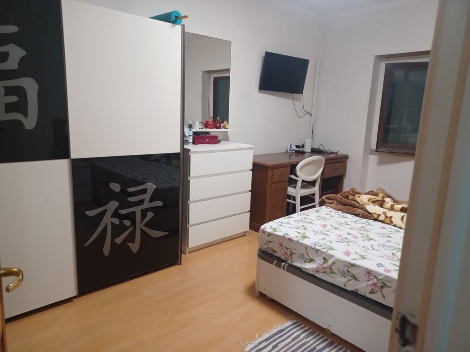 Quarto com cama de casal a 5 minutos da estação de comboios.