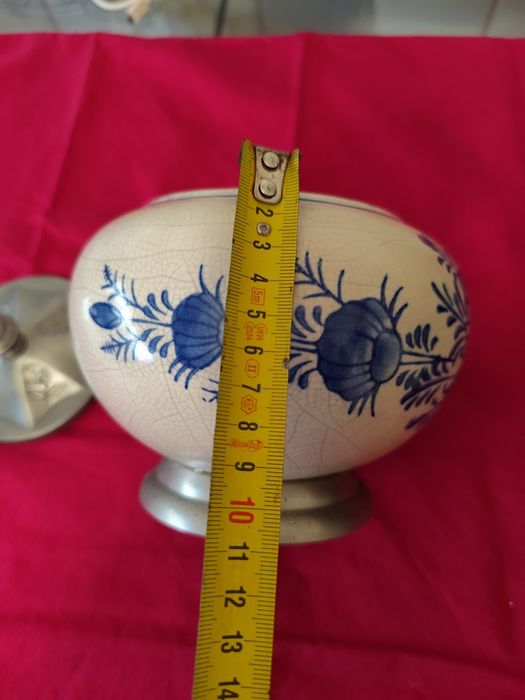 Conjuntos de estanho pintados à mão.