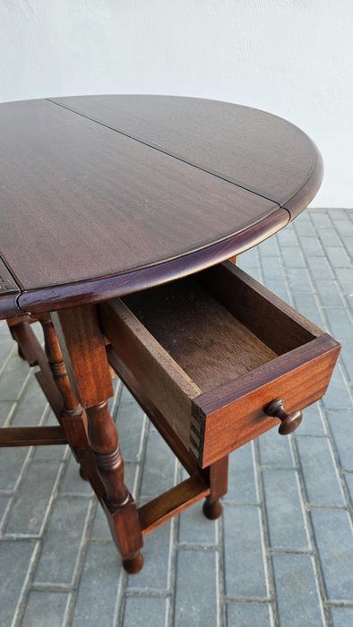 Mesa em Madeira com Abas Rebatíveis e 2 Gavetas