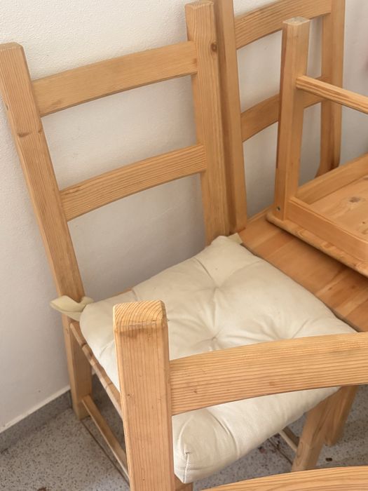 4 Cadeiras de madeira + almofadas