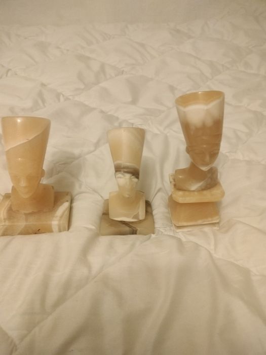 Trzy figurki Nefretete