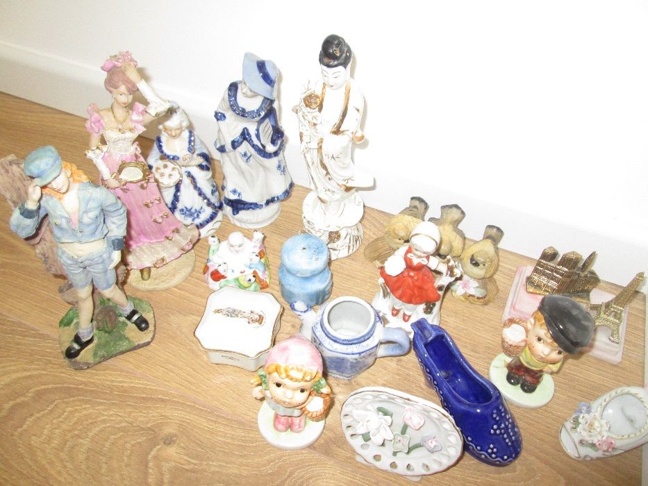 Conjunto loiças, bonecos decorativas.