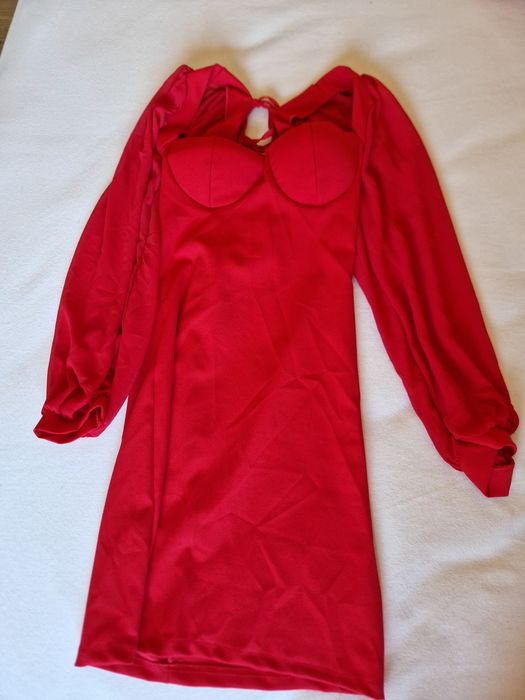 Vestido vermelho com copa incluída