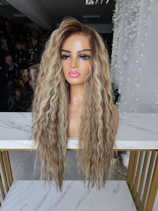 Peruka Taylor premium zmiana przedziałka mix blond fale