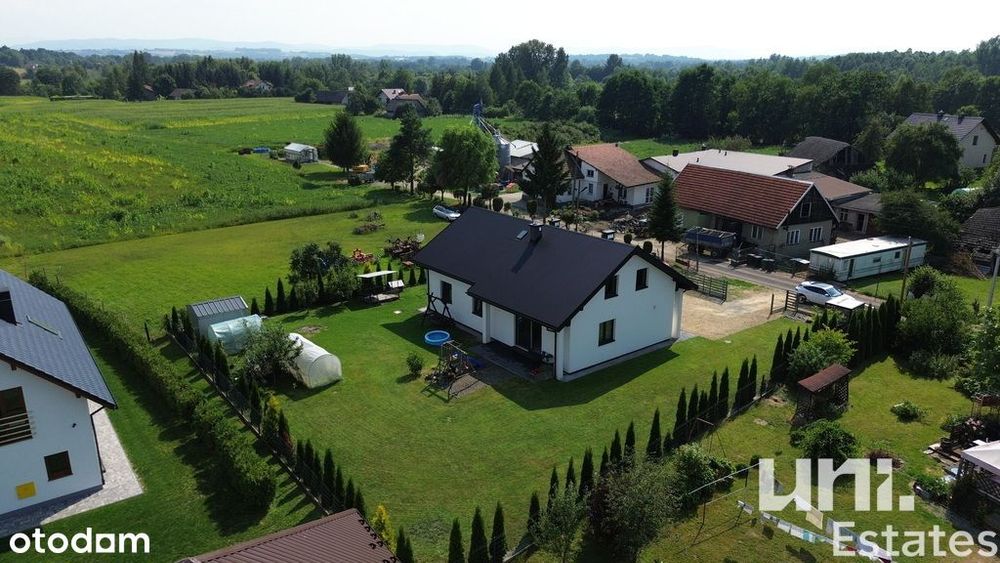 Dom parterowy z poddaszem obok Zatoru