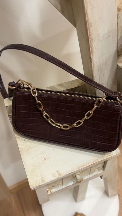 Mini Bolsa/Mala Feminina Castanha com Textura Croco e Corrente Dourada