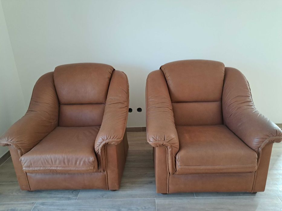 Sofás em pele - 1 sofá de 2/3 lugares e 2 sofás individuais