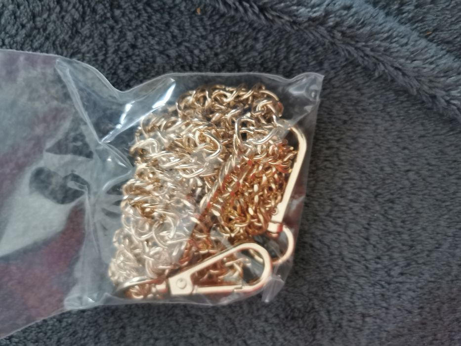 Piękna czerwona futrzana torebka kuferek na łańcuszku