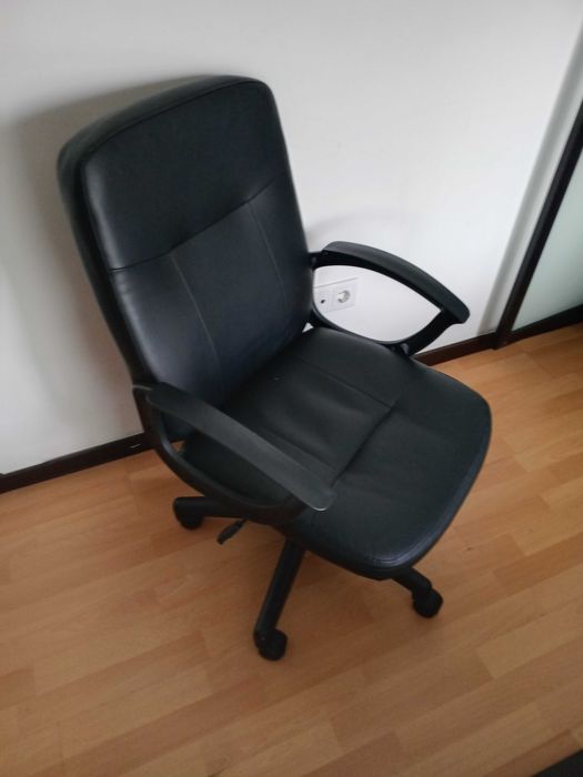 Cadeira de escritório - nova - cor preta