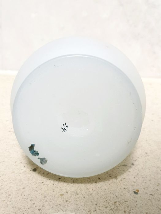 Raro antigo frasco Baccarat em vidro opalino esmaltado e decorado