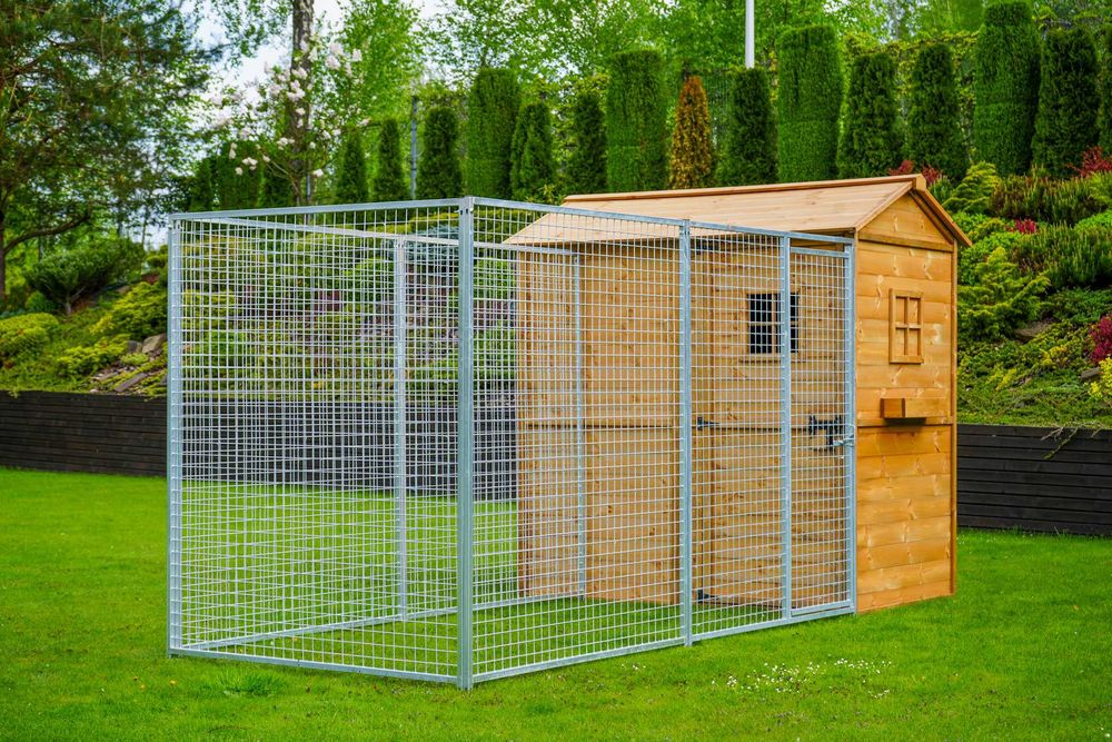 Kurnik z metalową zagrodą