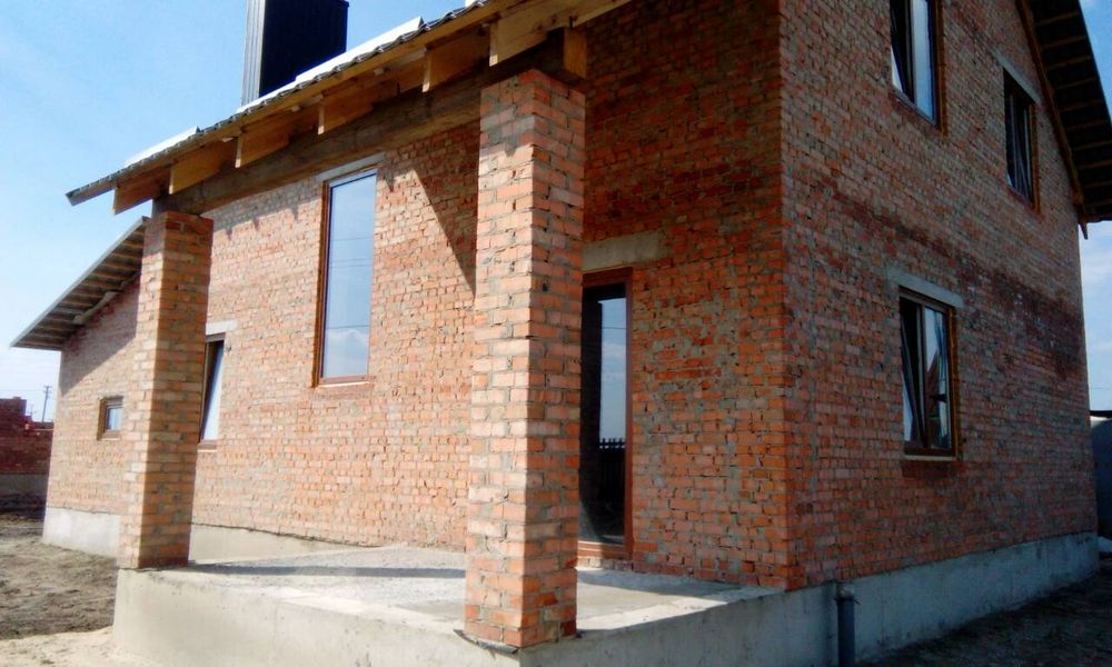 ПРОДАЄТЬСЯ новий 3-К будинок з червоної цегли: комфорт та надійність