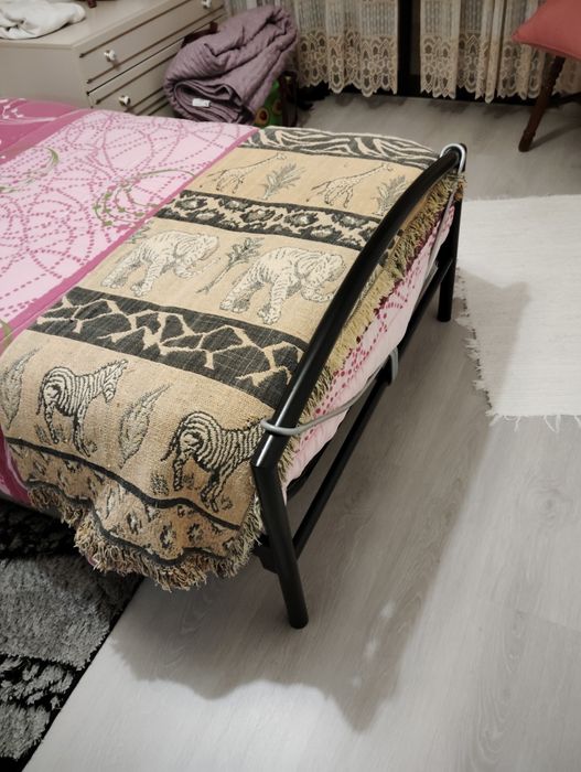 Cama  de solteiro em latão