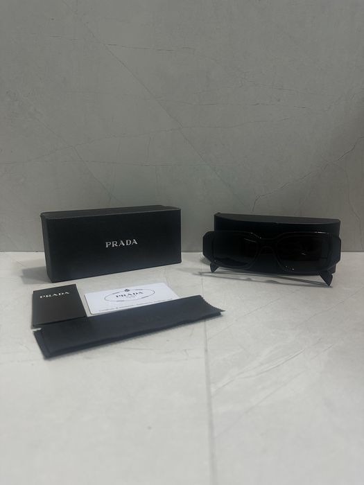 Okulary czarne przeciwslonecze prada