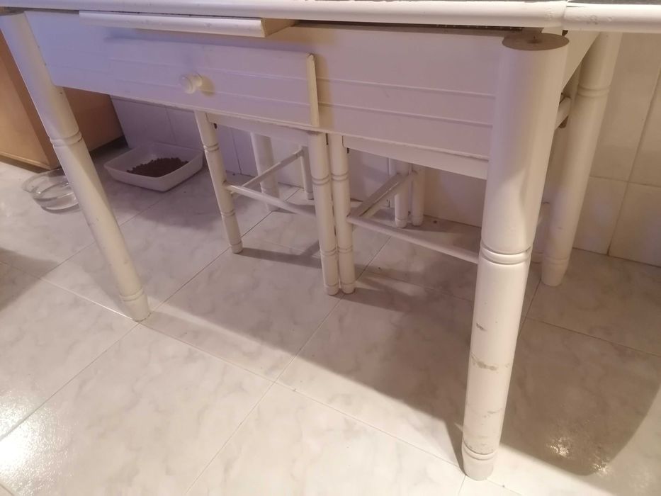 Mesa extensível com três cadeiras