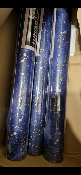 Sprzedam 3 rolki tapety nowej .