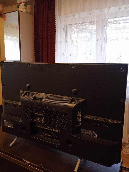 Смарт tv. Працює тільки ікранина половину, звук хороший,вайфай ловит