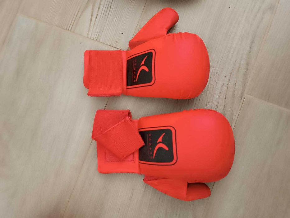 Luvas karate vermelhas e azuis