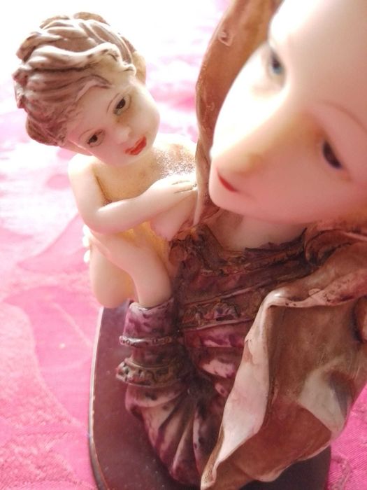 Louis Collection -Estatueta Mae e Filho-10E- Botao Vintage-2E Desde 2E