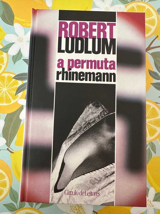 Livros variados em bom estado