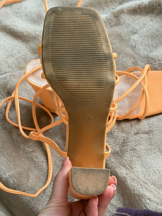 Босоніжки на каблуку