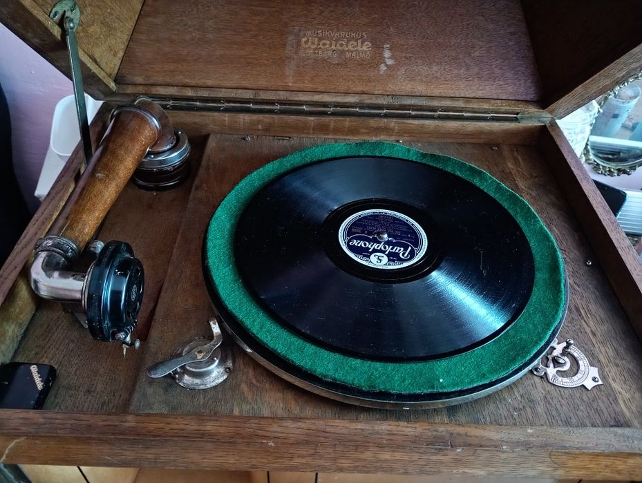 Stary gramofon na korbę