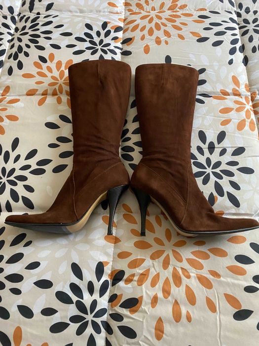 Botas altas, em pele, castanhas escuras, de salto alto e fino