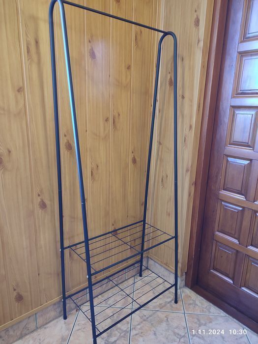 Nowy czarny metalowy wieszak z regałem na buty