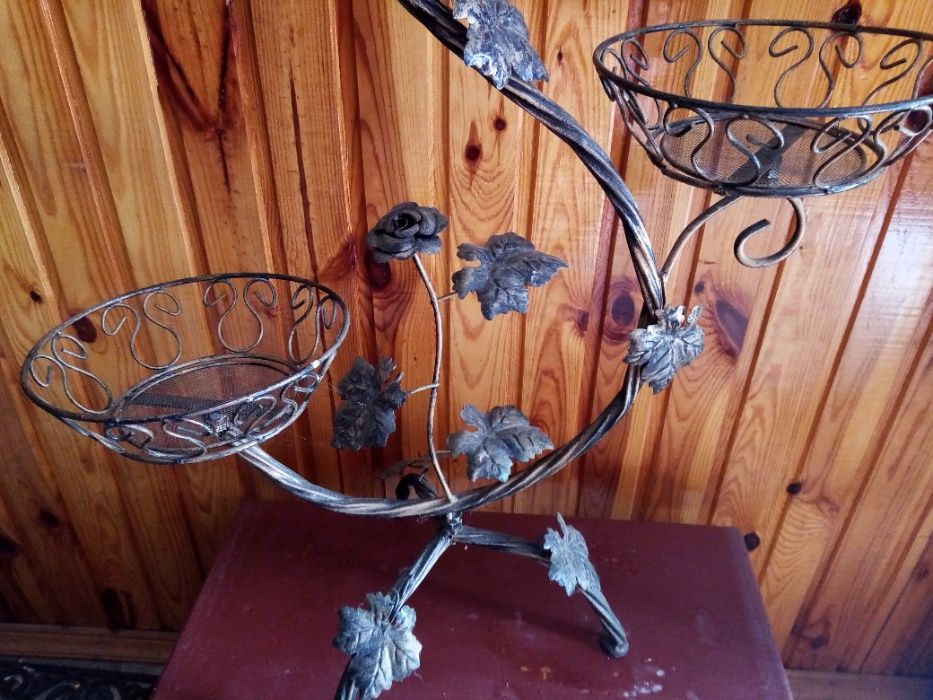 кованная подставка для цветов