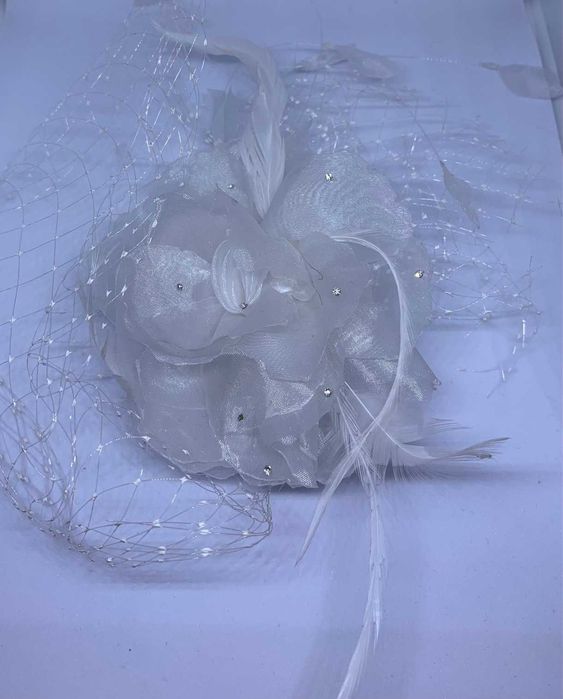 nowy biały fascynator ślubny średni kwiat piórka kryształki woalka