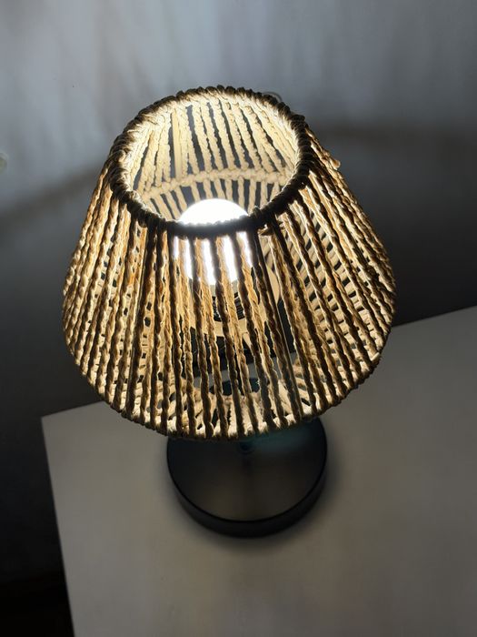 Candeeiro de Mesa Estilo Boho em Fibra Natural – Como Novo