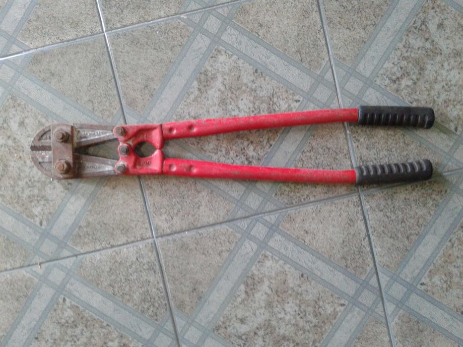 Alicate de cortar ferro, em bom estado.