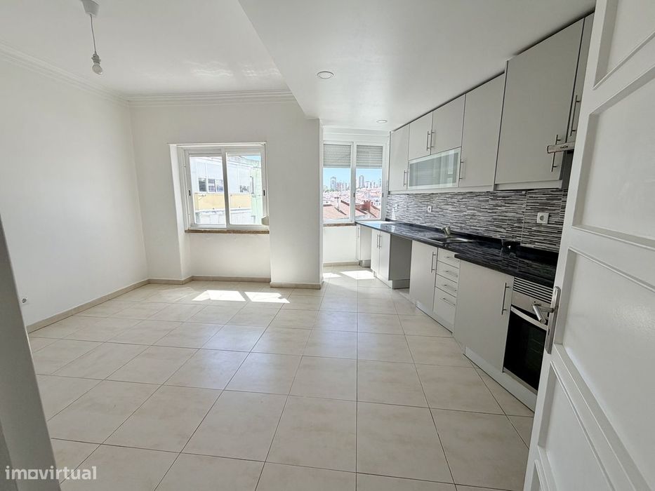 T2 remodelado na Damaia com varanda fechada e vista desafogada