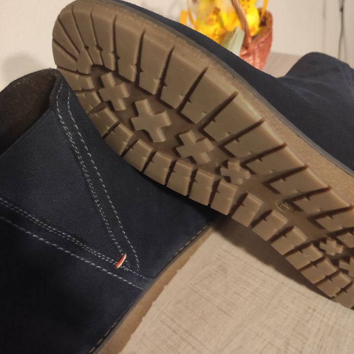 Sprzedam nowe buty ze skóry zamszowej