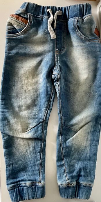 Next joggersy 104 cm stylizowane na jeansy spodnie dresowe