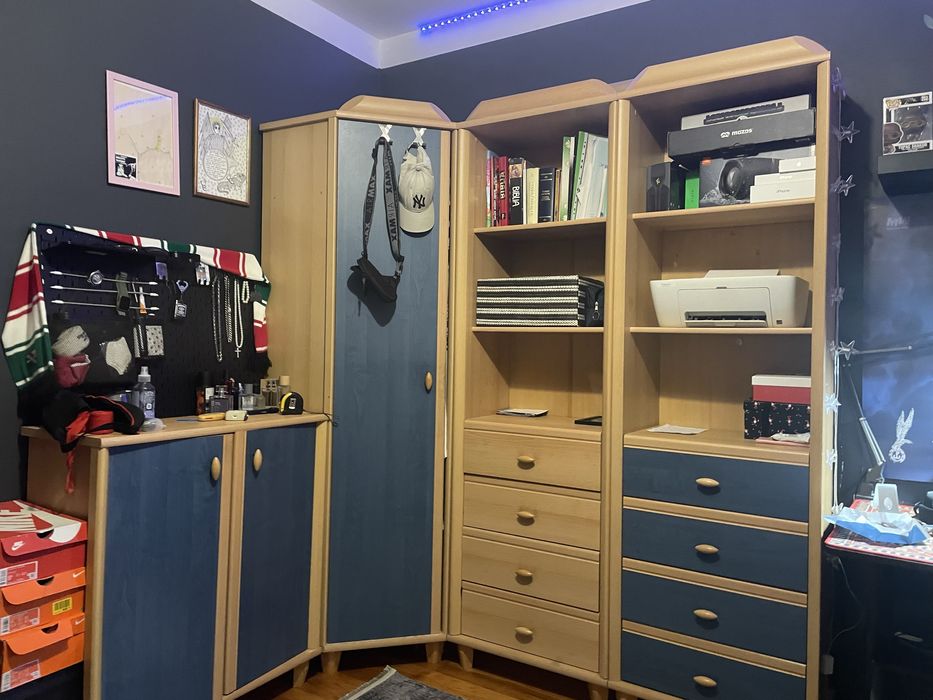 Zestaw drewnianych mebli