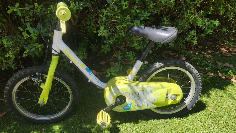 Bicicleta com pedais para criança