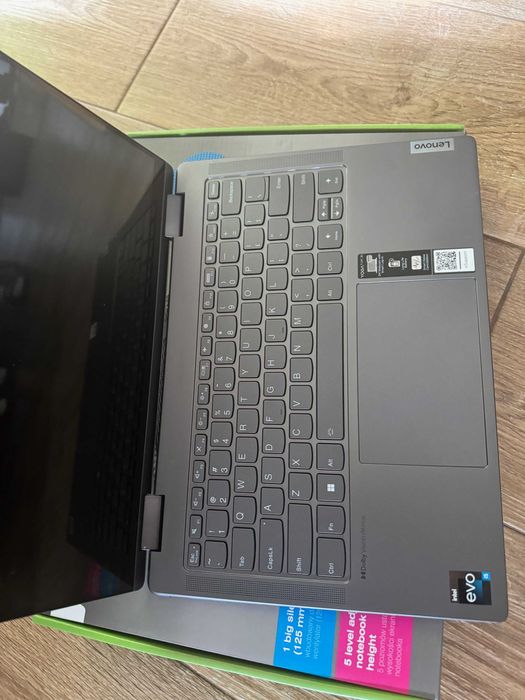 Laptop: Lenovo Yoga 7 14IRL8
