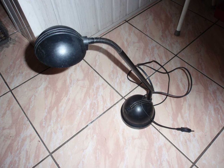 Lampa na biurko  ze zmianą natężenia światła