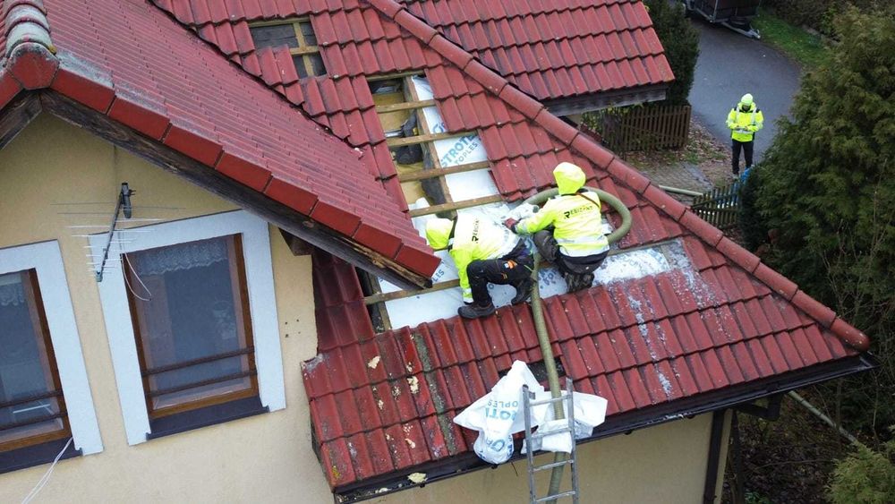 Naprawy dachów po kunach / kuna na dachu/Izolacje pianą PUR i celulozą