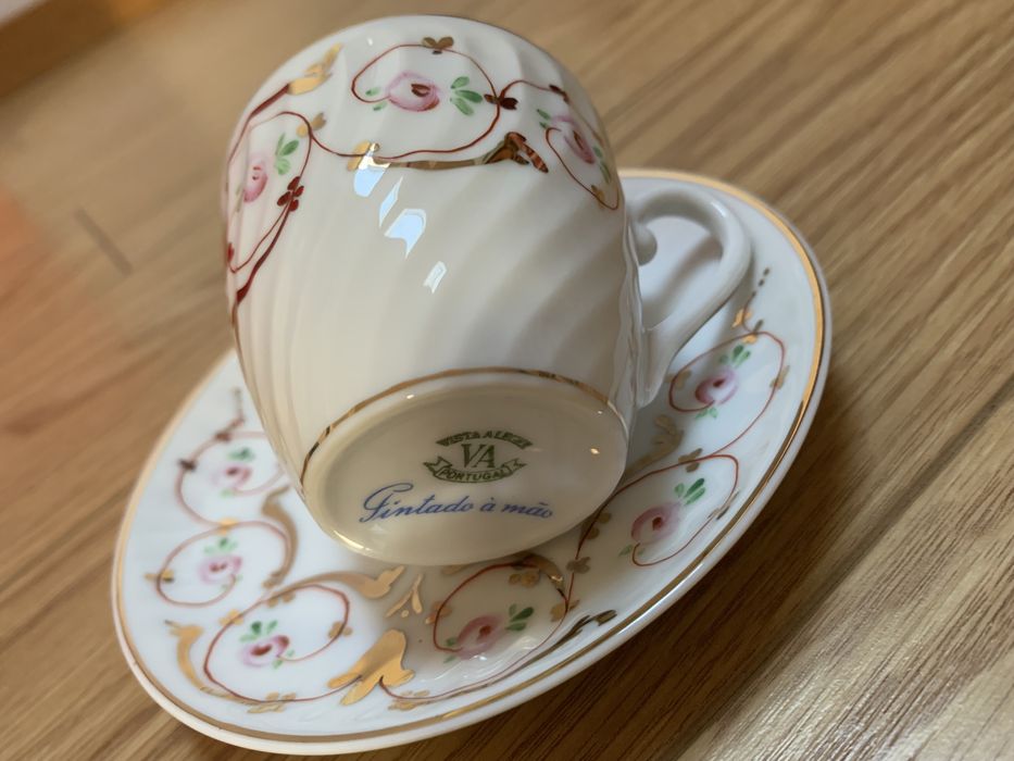 Peças da Vista Alegre pintadas a mão